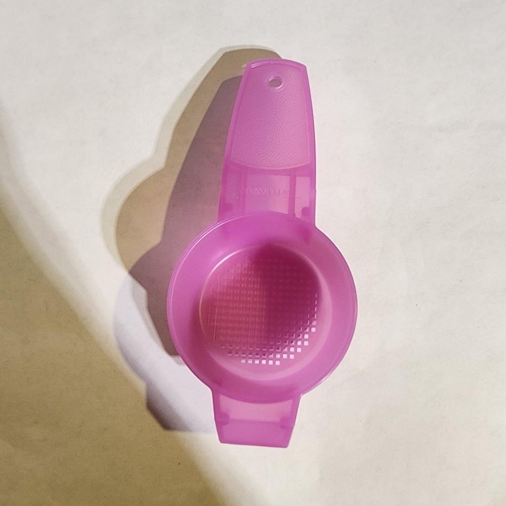 ☀️ NEW Tupperware Mini Sifter Small Tea Leaf Strainer Kitchen Gadget Pink #879
